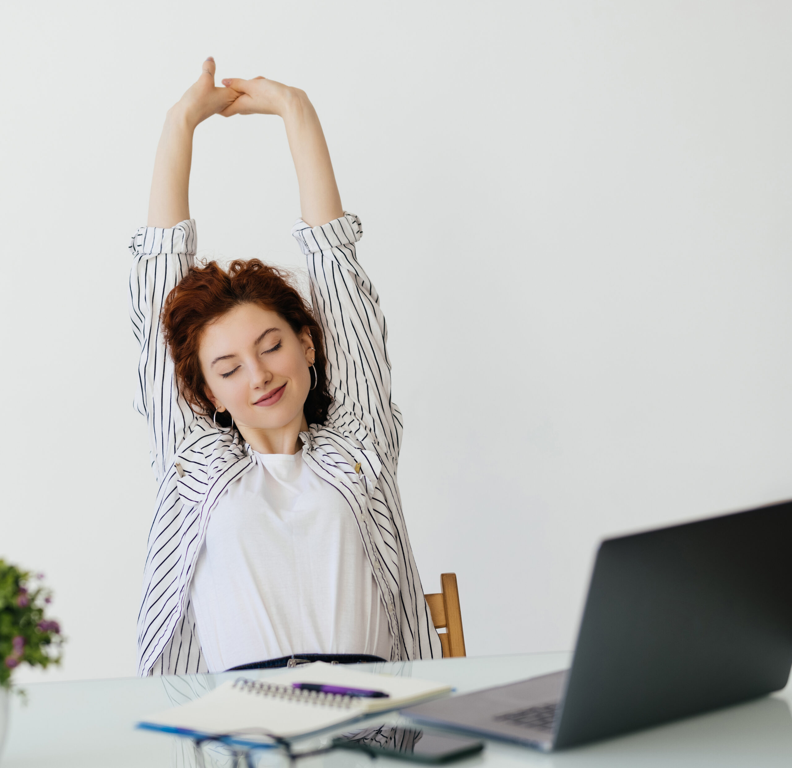 Жена изпълнява лесна йога поза на постелка